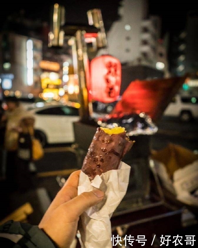 路边摊|一个烤红薯卖18元,路边摊小哥主要贵在了坐骑上