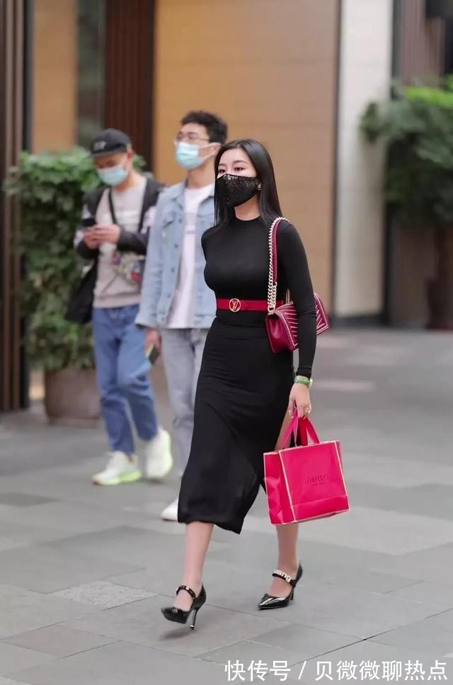 高腰|穿着高腰牛仔裤，会使你看起来苗条、高大、时髦、时髦
