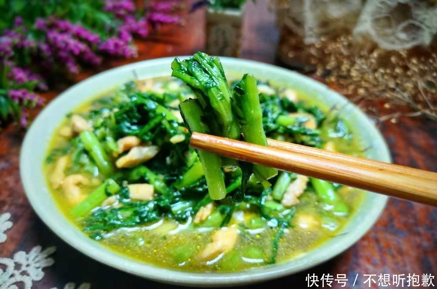 茼蒿炒鸡肉|天越冷,这菜就越肥嫩,正大量上市,3块钱一斤,炒着吃特别香!