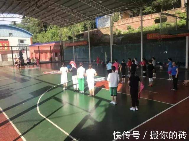 大妈|太疯狂了！大爷大妈暴力开锁霸占球场，导致足球比赛不得不终止