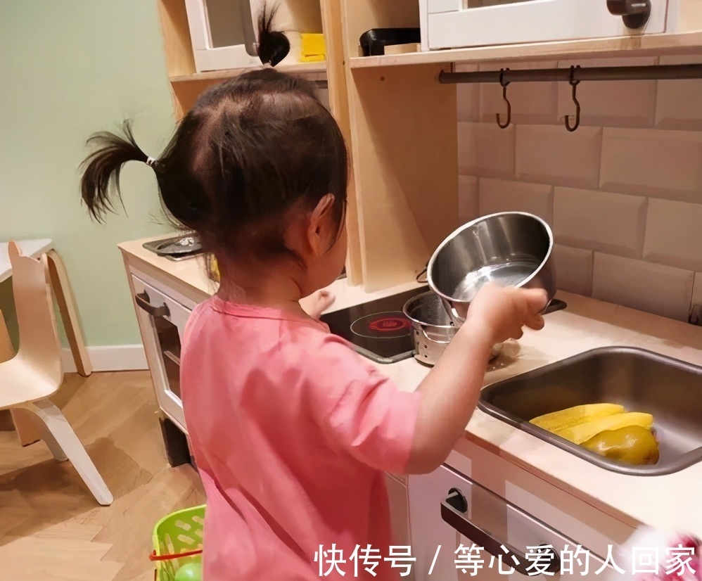 生活习惯|明星的孩子“养尊处优”不一定，学学朱丹教3岁女儿做家务吧