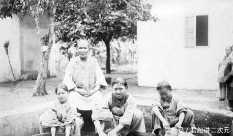 马车|清朝珍贵老照片:一品大臣威风凛凛,第二张的马车让人吃惊!