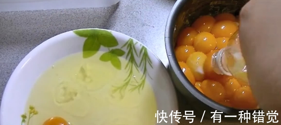 女朋友不会做饭,把五十个蛋黄放进电饭煲里煮,出锅后却是美味