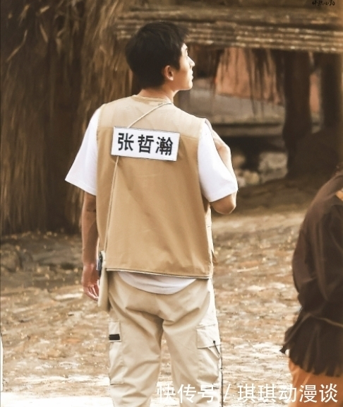 小蛮腰 张哲瀚、许凯录制跑男,两人头上铺满了泡沫,这是玩游戏输了吗