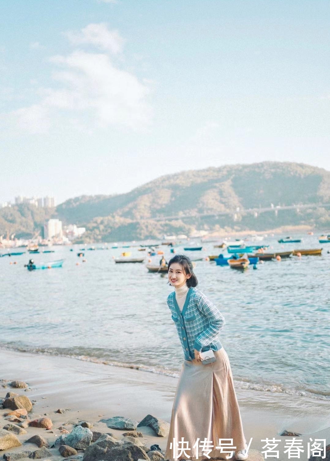 春天穿蓝色针织衫+半裙,很有日系风格