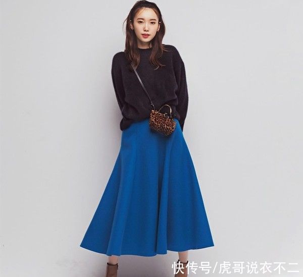 女人懂穿衣就能美下去，试试“针织衫+半身裙”，显瘦又优雅