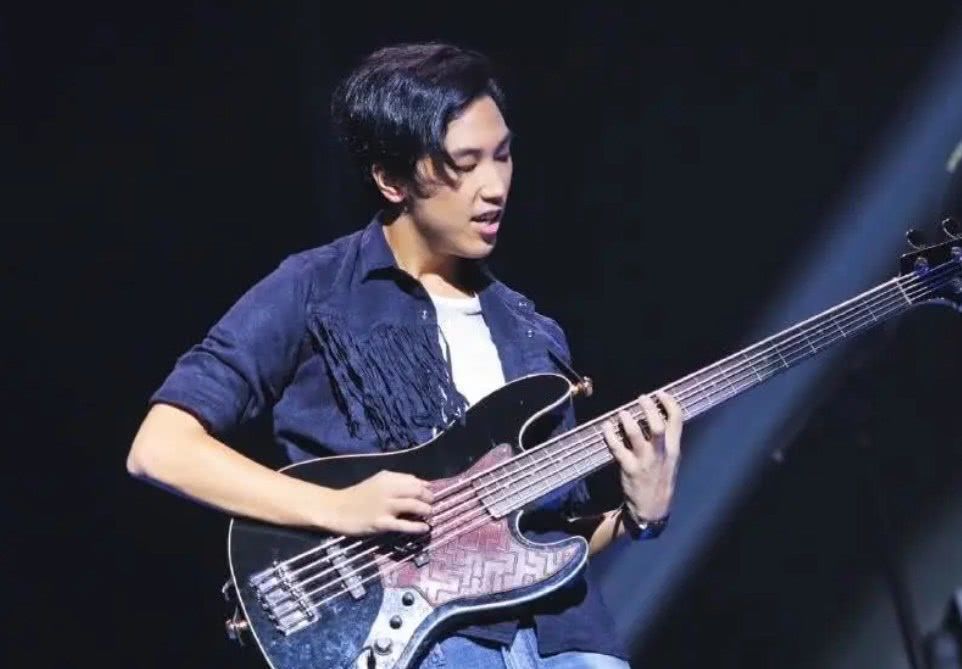 歌手|以一首《月半小夜曲》爆红的他,因一句话被封杀,如今过得怎样