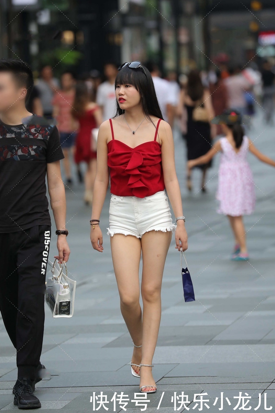 女人味|红色小上衣搭配短裤,颜色凸显女人味,穿搭十分的有情调