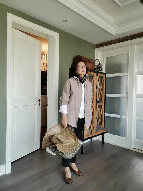 60多岁的女人，开春少穿修身裤+卫衣，九分裤+衬衫时髦又优雅