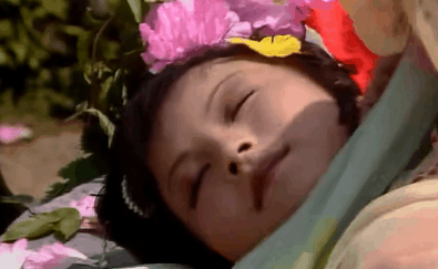 湘云醉卧|6版《红楼梦》“湘云醉卧”,看看谁是人面桃花,谁像醉鬼睡大街