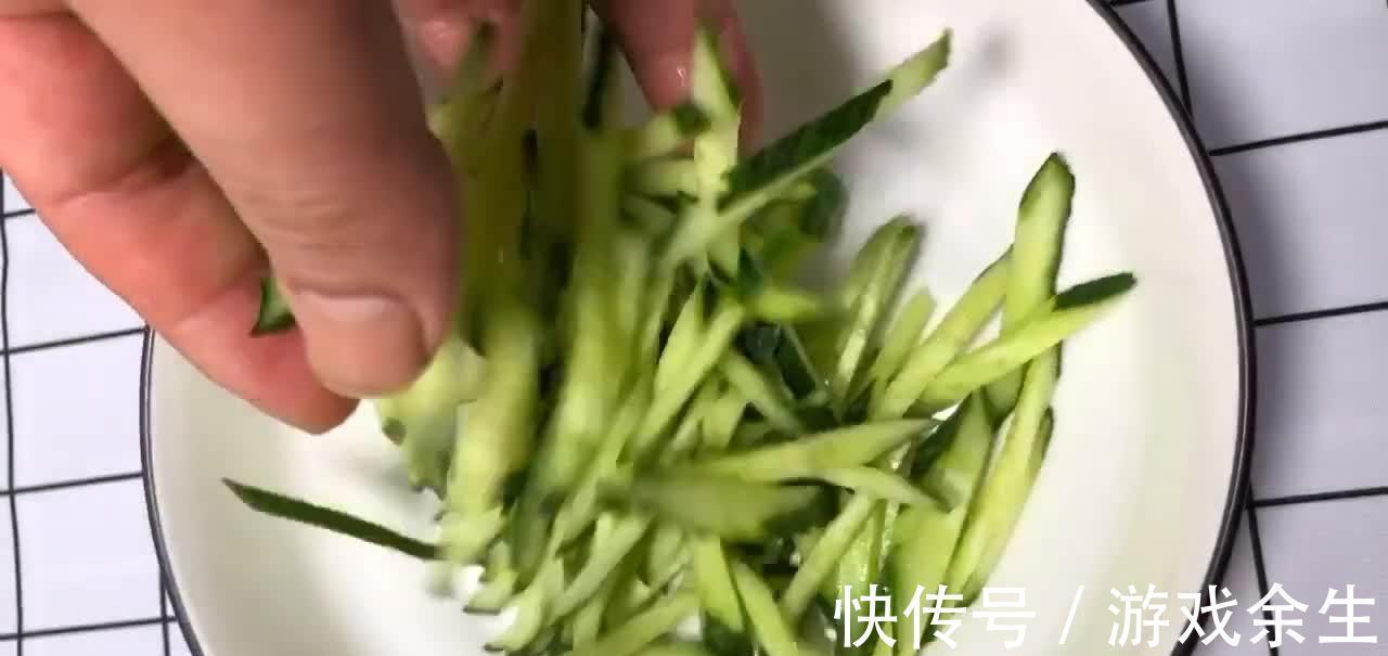 口水鸡的详细做法,2种香料保证色黄不腥,香辣味美肉质鲜嫩爽滑