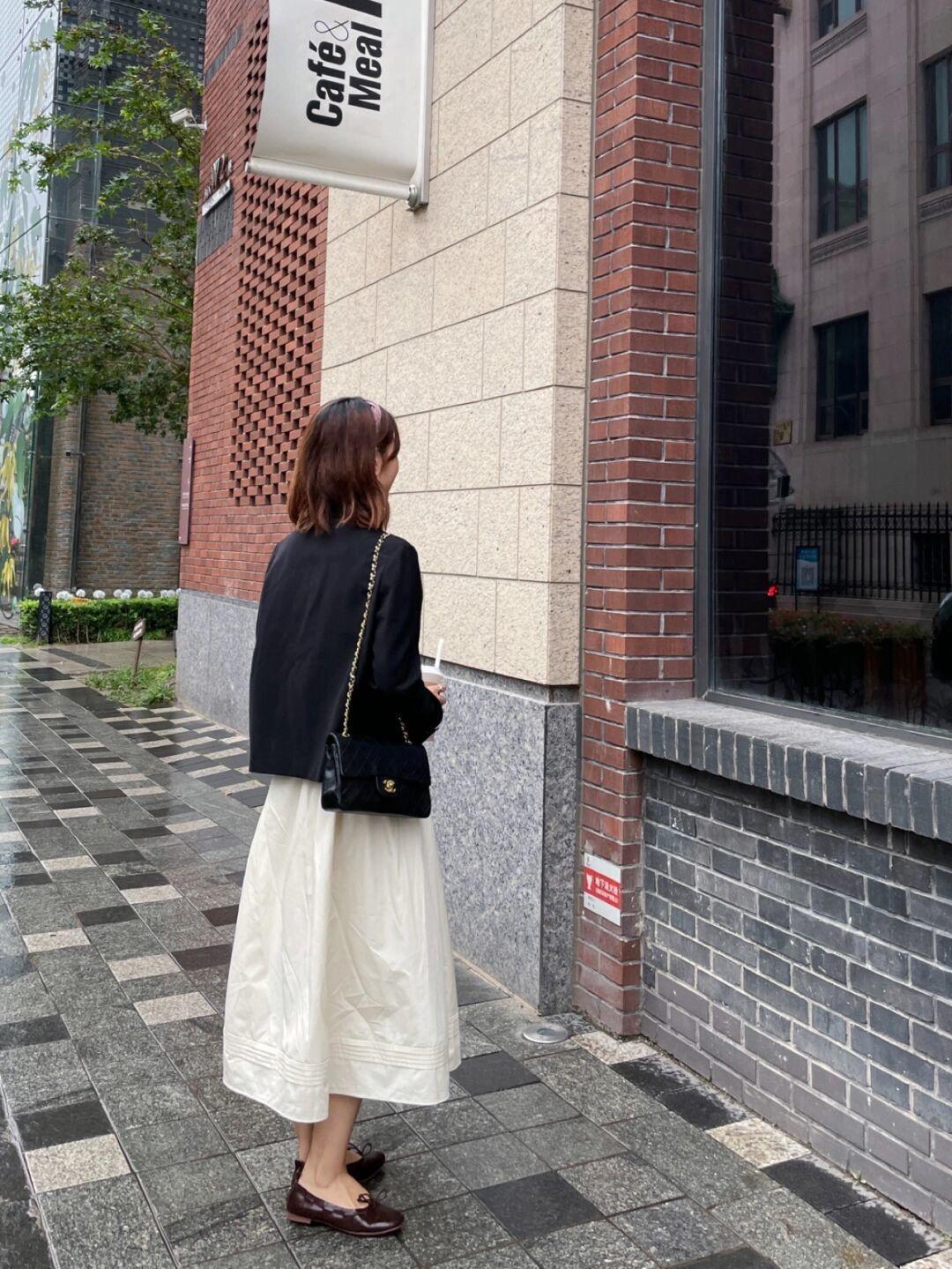 小个子|秋天就应该穿得洋气,绿色衬衫+牛仔背带裤优雅大方,超好看