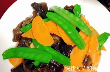 炒木耳一下锅就“噼啪响”?学会饭店的窍门,木耳不炸锅,鲜又嫩