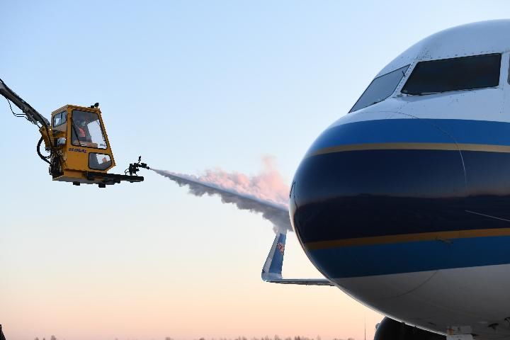 飞机坚冰的“终结者”——走近机场“除冰师”