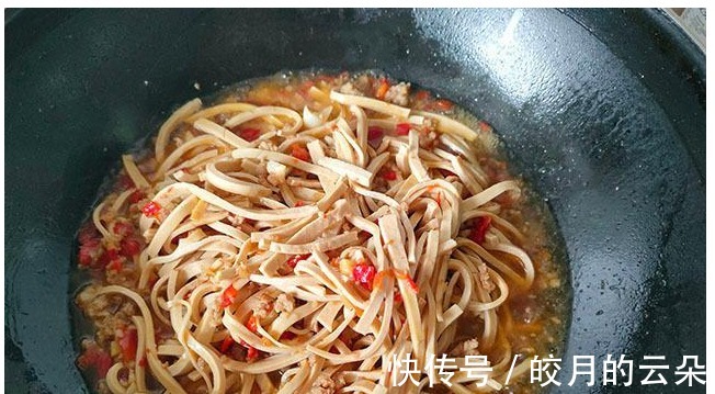 大鱼大肉|夏季,吃肉不如吃豆丝,富含蛋白质汤里煮一煮,8元做一盘,香嫩!