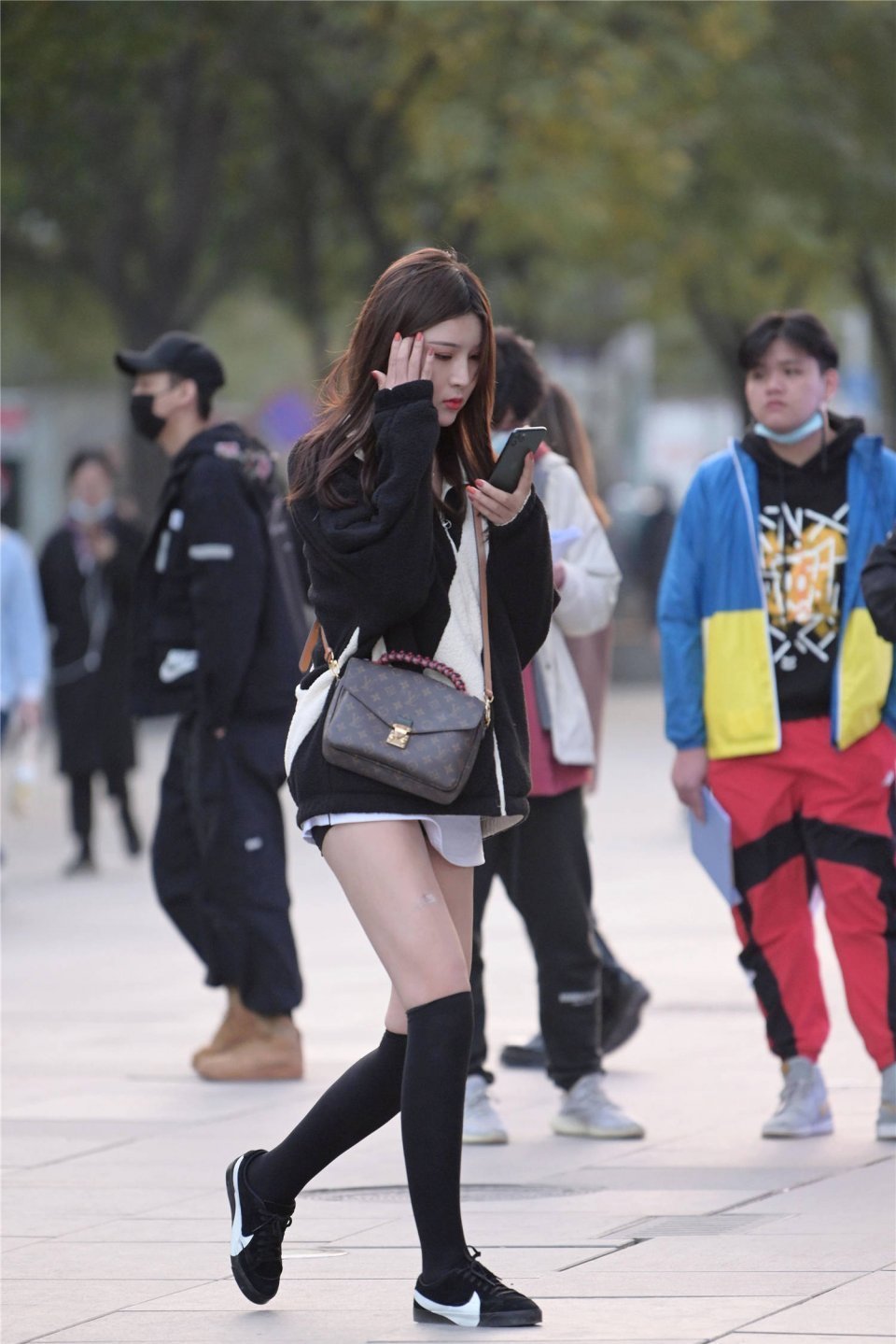 位美女选择|街拍:不怕冷的穿搭,都是年轻的姑娘么?看看今年她们都穿着什么服装