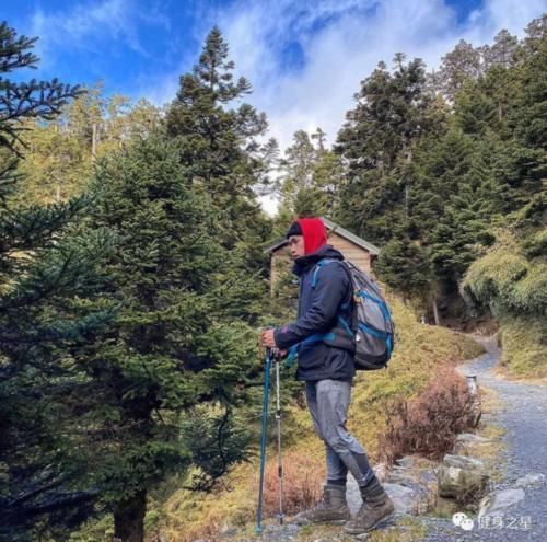 排骨男|23岁高颜值小伙脱衣秀肌肉,粗壮手臂和八块腹肌,这身材我可以
