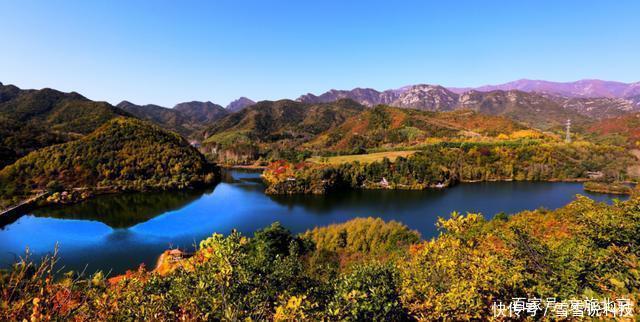 沿盘山公路入峡谷湖畔 “颜值逆天”绝美秋色就藏在这里