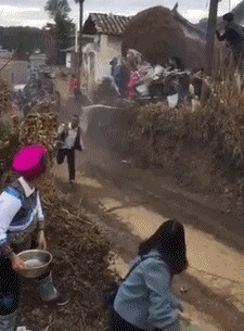 |搞笑GIF段子:现在的妹子是不是在家里待久了,都开启不正常舞蹈模式了?