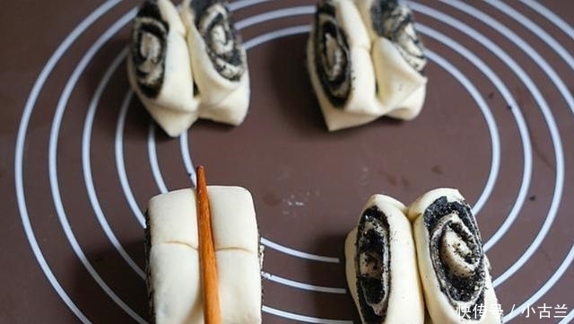 教你做有颗粒感的花卷,撒把芝麻当花边,满嘴留香还补钙