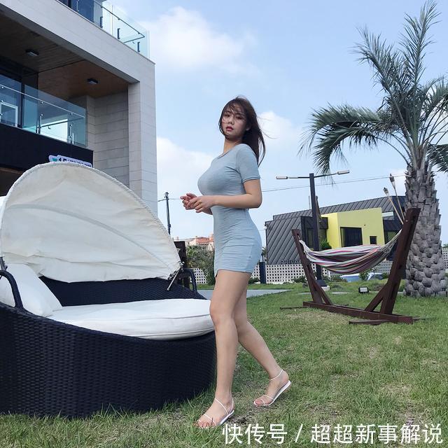 浅蓝色修身连衣裙搭配白色凉拖,玲珑有致,温婉简约