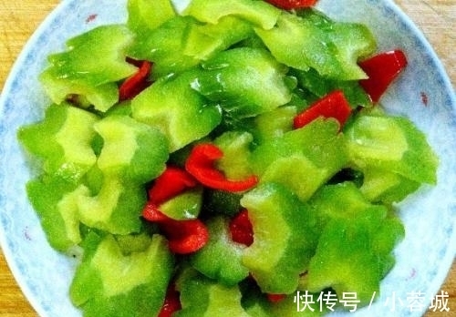 苦瓜|苦瓜不要直接炒，大厨教你一小技巧，炒出来的苦瓜不苦，更清脆！