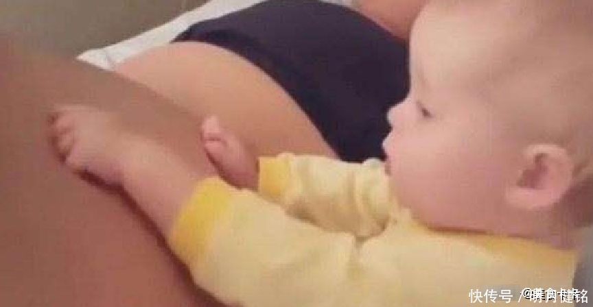 好吃|宝爸在睡觉,宝宝发现了“好吃的”,随后的动作乐坏了妈妈