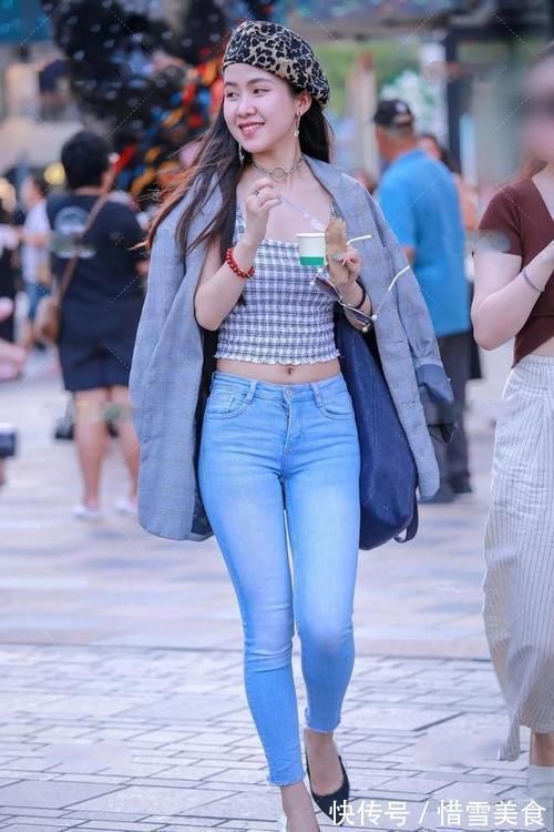 紧身牛仔裤 时尚小姐姐穿浅色紧身牛仔裤,复古的穿法,更能展现出个性时尚