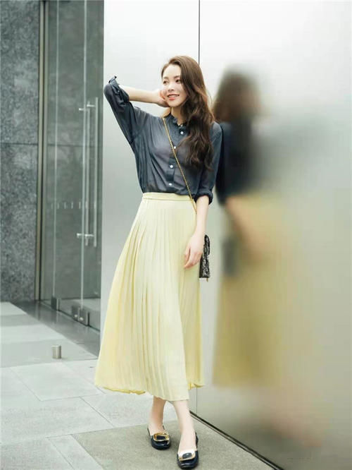 今年火了一种穿法，叫“衬衫＋长褶裙”，清新又迷人，潮人都爱了