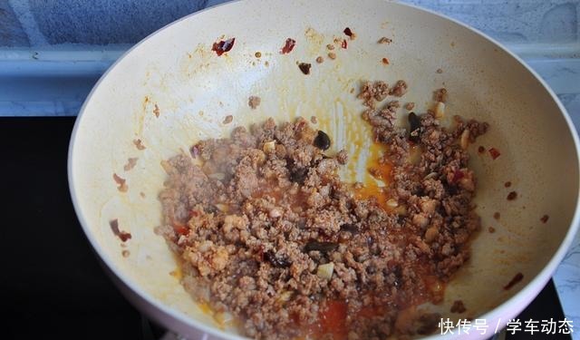 三个鸡蛋做盘菜,鲜香微辣味道不错,我家吃一回就喜欢上了,下饭