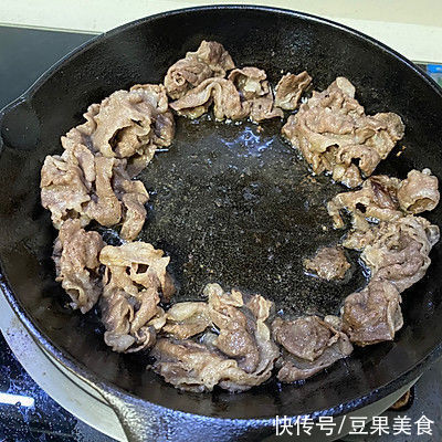 肥牛|铁板肥牛饭(胡椒厨房)这么做，吃前一定备足饭