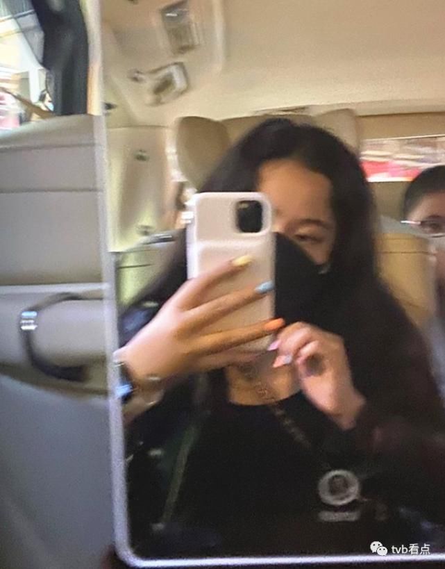 甘比长女晒奢侈品，13岁烫发美甲打扮成熟，与吕丽君女儿大不同