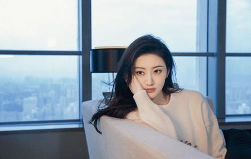 服装搭配|眼神真挺有味道的,毛衣搭配更有高级感,真有大家闺秀感