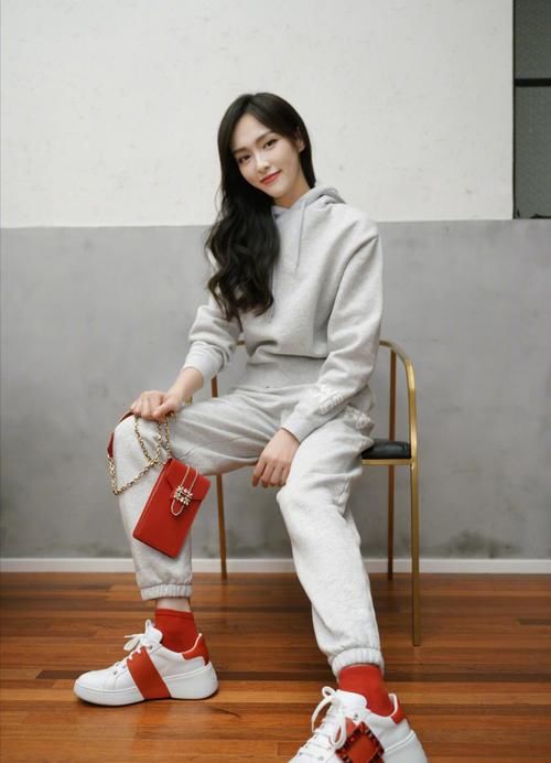 三十岁女人少穿黑色，好的配色不仅提升品味还显白，减龄又显气质