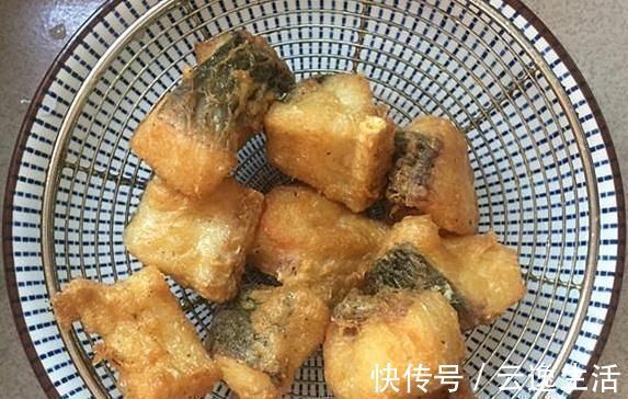 炸鱼块时,不要用淀粉或面粉了,换成“它”,鱼块外酥里嫩更美味