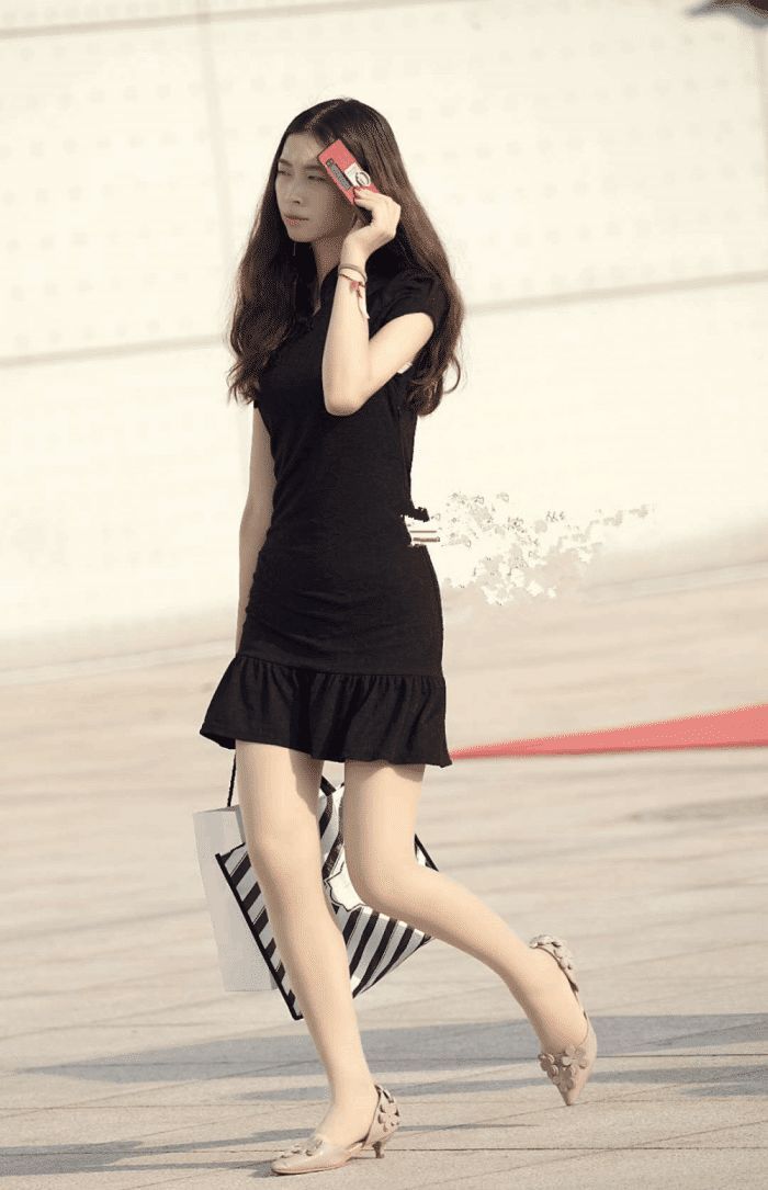 黑色的穿搭|街拍:肤如凝脂的美女,黄色外套配黑色短裙,时尚魅力女人味