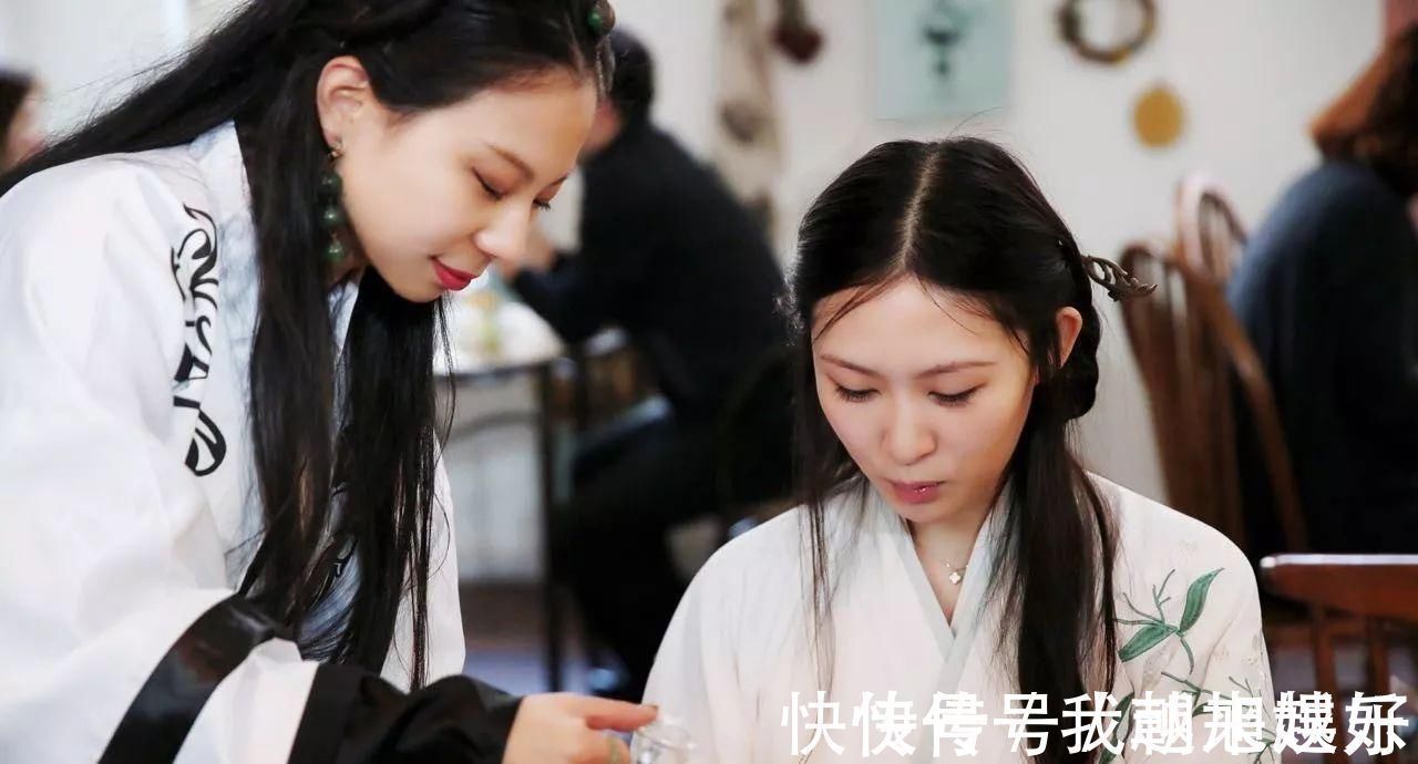 袖口@汉服文化内涵:宽大袖口代表天道圆融,衣服择色主要为正己德行