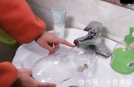 塑料瓶简单割几刀，放在卫生间里，完美解决了经常遇到的大难题