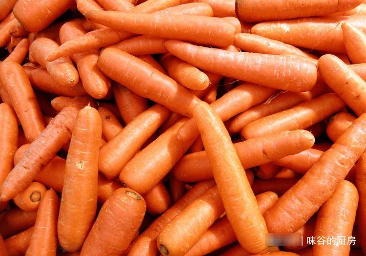 买胡萝卜,选干净的还是带泥的?老菜农:区别挺大,挑错了不好吃