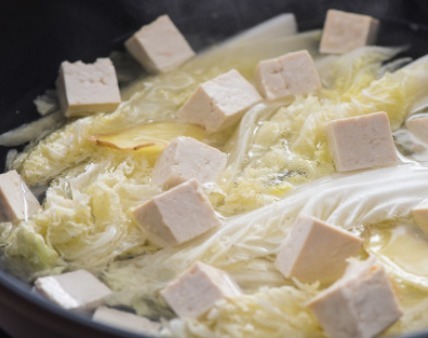 白菜炖豆腐,不要直接下锅炖!学会一招,汤汁香浓,嫩滑好吃