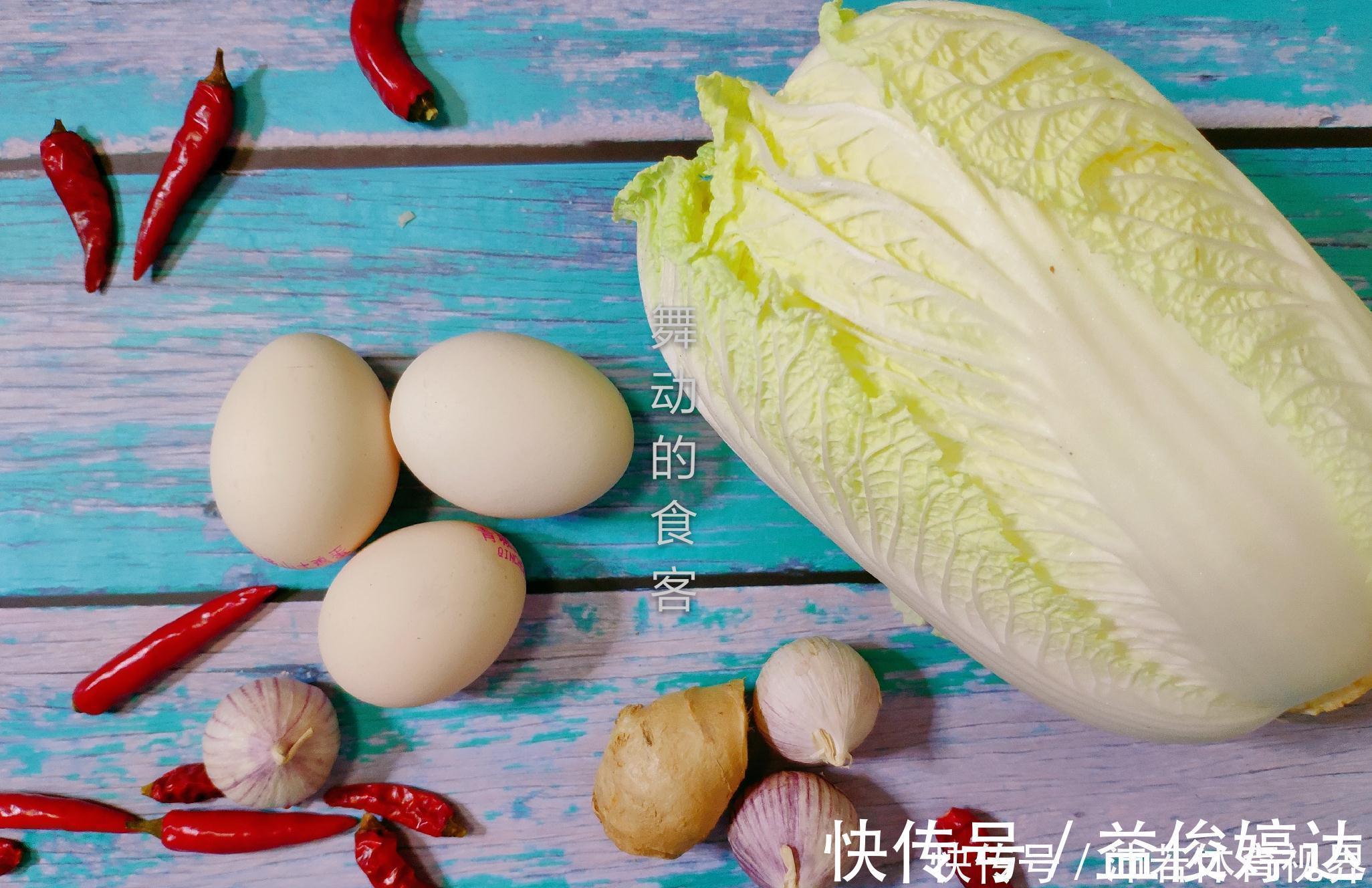 土鸡蛋|一家3口，4个鸡蛋，一棵白菜，媳妇儿子上桌就抢，还直呼饭煮少了