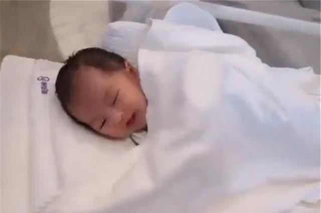 过容|“最美新生儿”火了,好像娘胎里整过容,网友我要等她长大