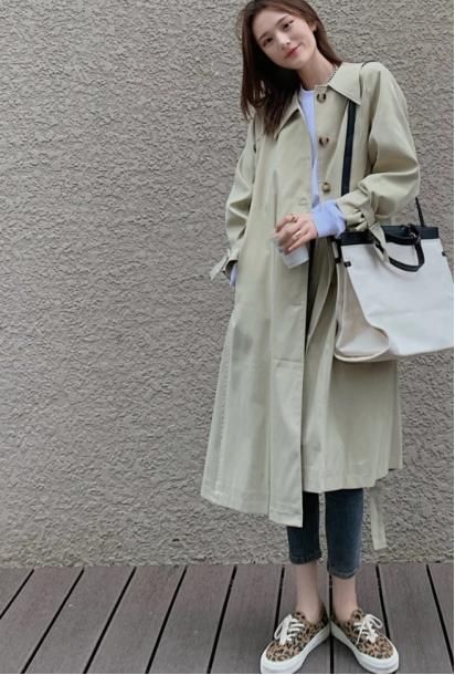 风衣穿得美不美，关键看内搭，早春选择这几款就对了