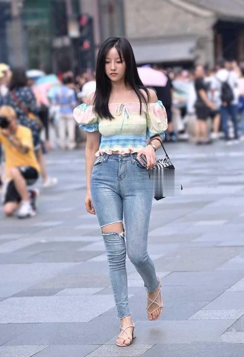 将“彩虹”穿在身上的小姐姐，甜美笑容有种初恋的感觉！