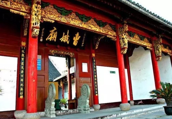 墓碑&曹操路过一女子墓碑,上面写8字,他走了30里后才明白其含义!