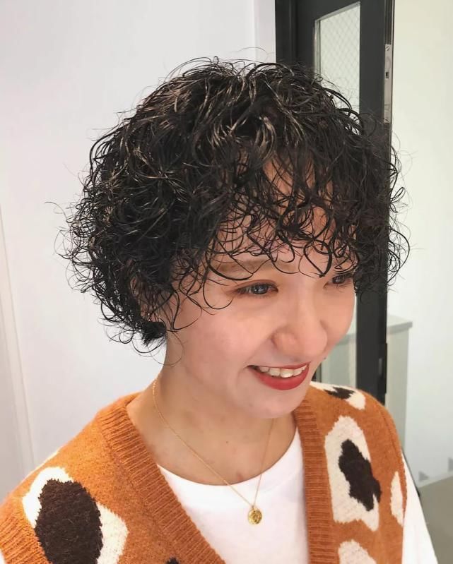 小姐姐 今春流行什么发型?满头烫挂耳染公主切都上榜,喜欢就挑一款吧