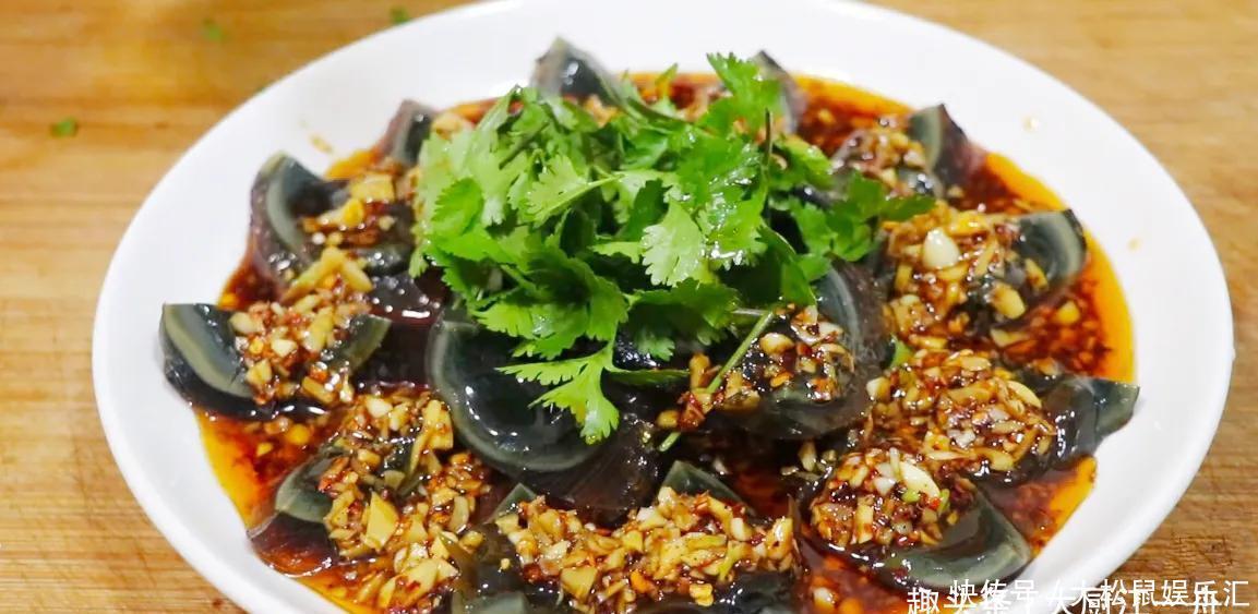 凉拌皮蛋,很多人都不会调料汁,大厨教你一招,和饭店的味道一样