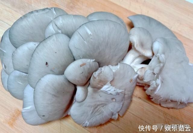 青菜炒蘑菇的家常做法,咸香下饭,比红烧肉还好吃