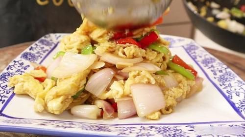  滑嫩|大厨教你做“洋葱炒鸡蛋”，鸡蛋滑嫩味道好，家常菜简单又营养