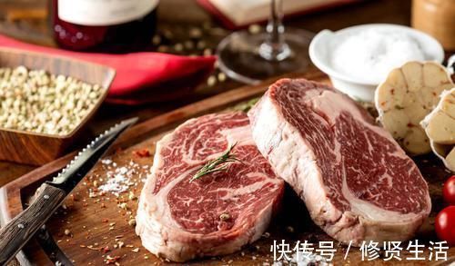 吃西餐点了全熟牛排,女友一直笑我土老帽,老板却问:你是同行?